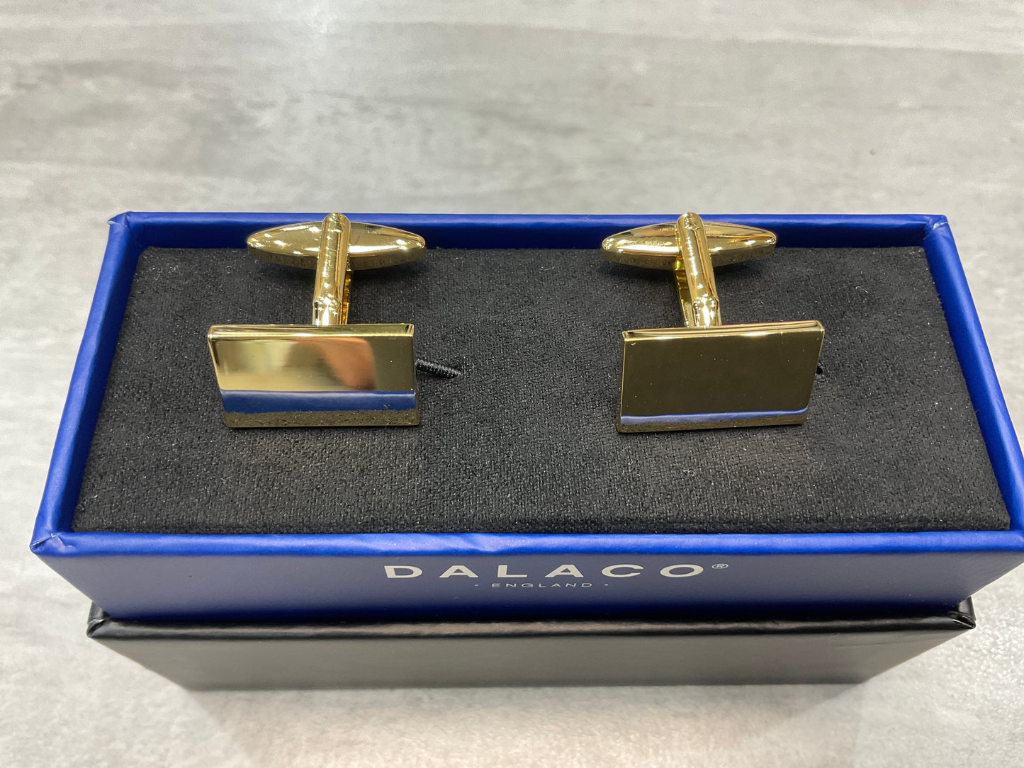 Shiny rectangular gold cufflinks