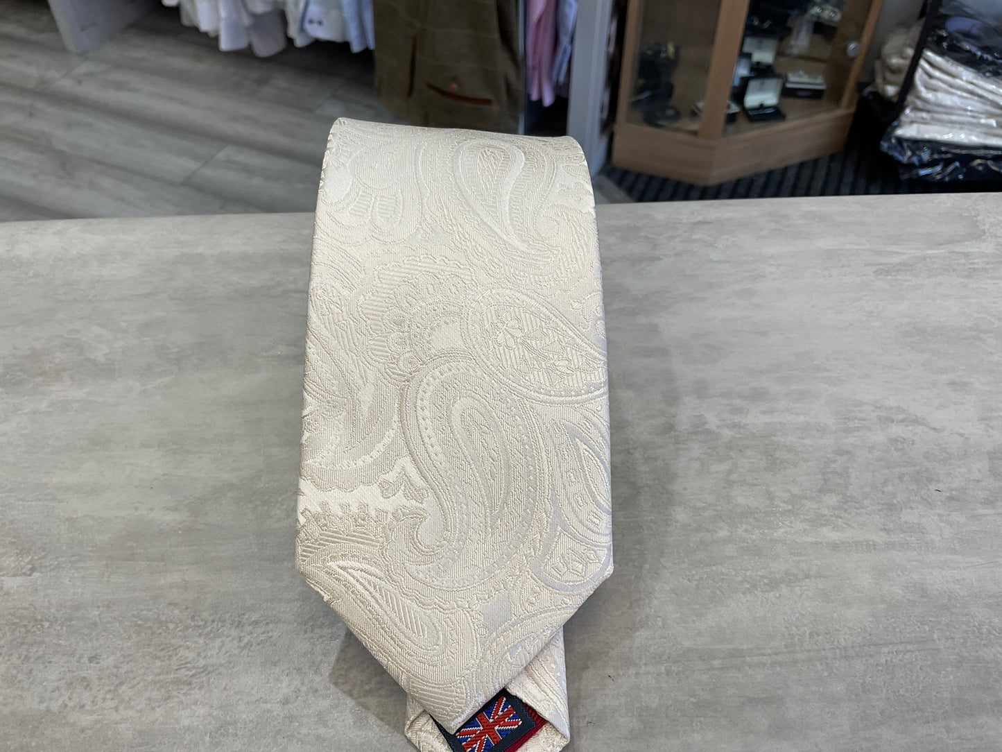 Soprano Ivory silk paisley tie and sq - sax design