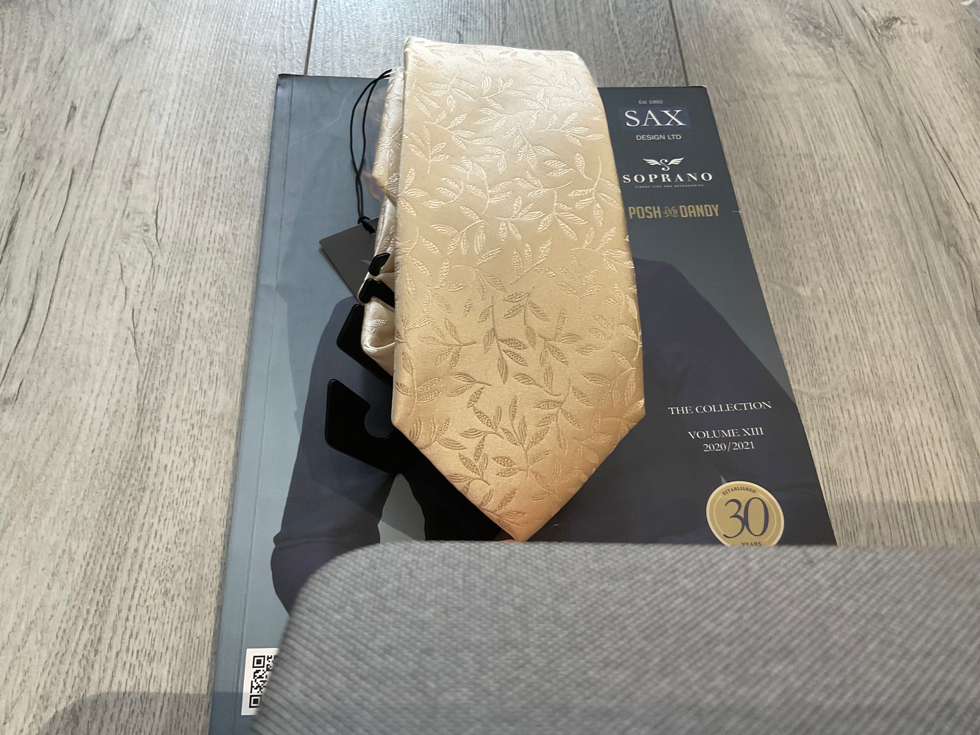 Soprano gold leaves silk tie and pocket square (depleted stock)